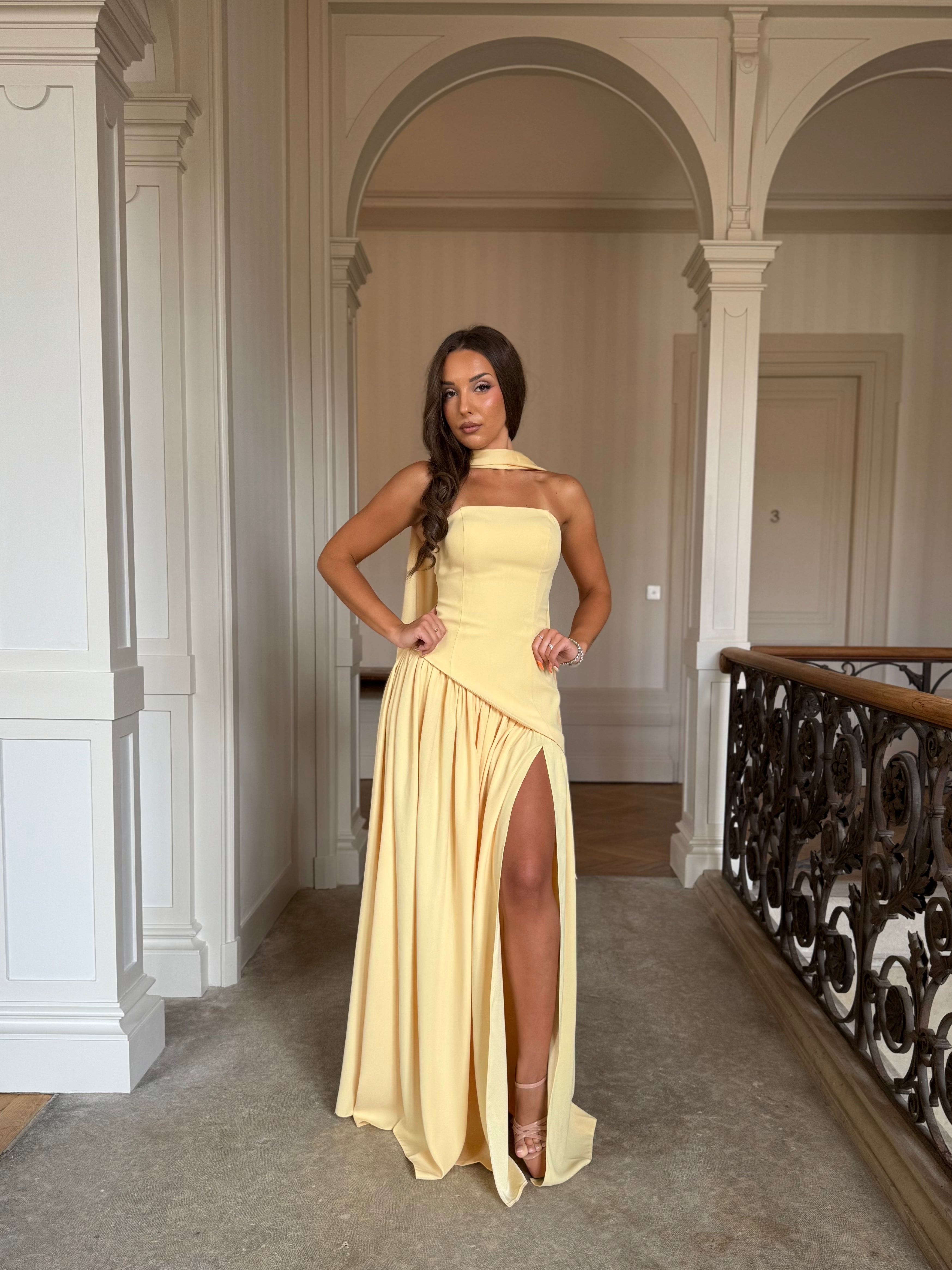 élégante longue robe de soirée jaune, avec une fente, sans manche, col bustier pour tout type d'événement, mariage, gala, cérémonie